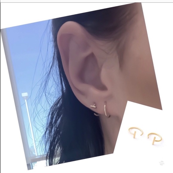 Bar Huggie Hoop Earrings in 18k Gold